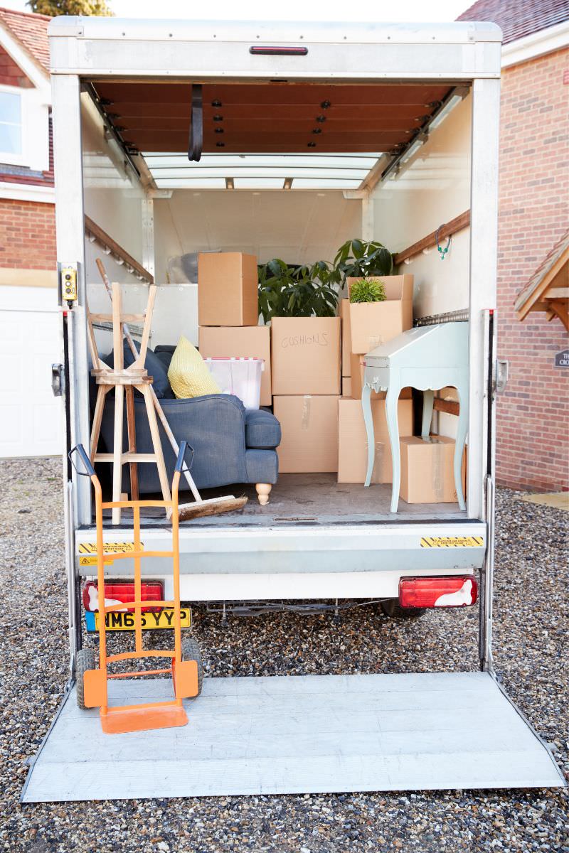 Umzugsunternehmen Grevenbroich Umzugsunternehmen Grevenbroich: Geöffneter Umzugs-LKW mit Kartons und Möbeln