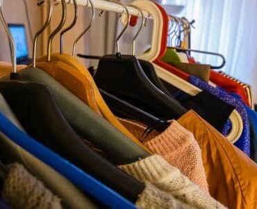 Entrümpelung in Grevenbroich: Kleidung auf Bügeln in einem Raum