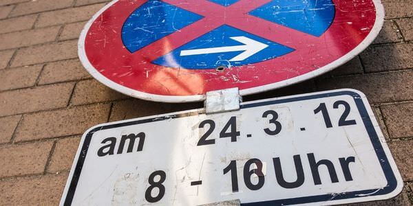 Mobiles Halteverbotsschild mit Zusatzschild für Datum und Uhrzeit – Halteverbotszone Grevenbroich