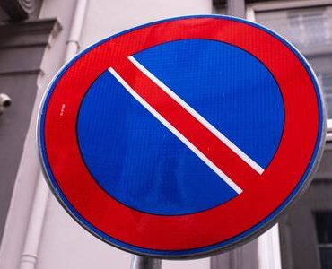 Halteverbotsschild an einer Hauswand – Halteverbotszone Grevenbroich