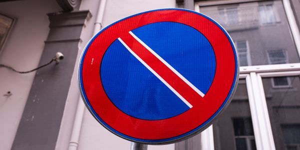 Halteverbotszone Grevenbroich: Halteverbotsschild an einer Hauswand