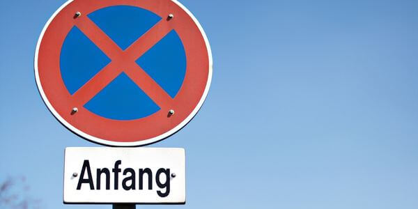 Halteverbotsschild mit Zusatzschild „Anfang“ – Halteverbotszone in Grevenbroich