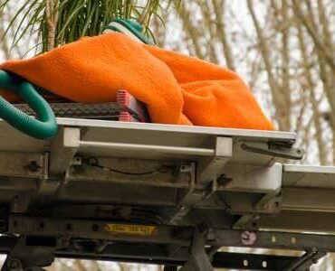 Möbellift transportiert ein Bündel Bettzeug nach oben – Möbellift in Grevenbroich