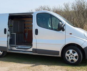 Weißer Transporter mit geöffneter Schiebetür – Transporter mieten in Grevenbroich